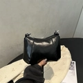 Glänzende schwarze Mini-Handtasche mit silbernen Beschlägen in modernem urbanem Lifestyle - Schwarz