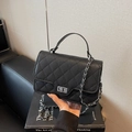 Bolso bandolera negro acolchado con cierre plateado y correa de cadena en estilo minimalista - Negro