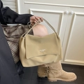 Elegante borsa a tracolla in pelle beige con catena in metallo e patta di chiusura - Cachi