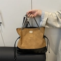Vintage quilted velvet chain tote bag with brown textured leather and large capacity - Brown