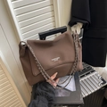 Elegante borsa a tracolla marrone caffè scuro con catena e finitura in ecopelle opaca - Marrone