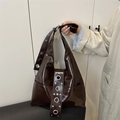 Dunkelbraune Lackleder-Umhängetasche mit Nieten und industriellen silbernen Metallösen - Braun