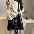 Schwarze Schultertasche aus PU-Leder im Retro-Punk-Stil mit Nieten für Damen - Schwarz