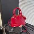 Borsa a tracolla rossa a forma di conchiglia con cerniere dorate e tracolla sottile - Rosso (Senza Ciondolo)