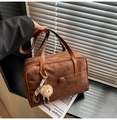 Détail du sac à bandoulière en daim marron avec pendentif en peluche et bandoulière - Marron (Avec Pendentif)