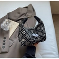 Detalle del bolso de tela negra con bordado plateado y cuentas en la cremallera - Negro