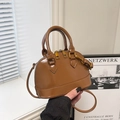 Borsa a tracolla marrone lucida con manici superiori e tracolla regolabile chic - Marrone Senza Ciondolo