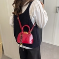 Sac bandoulière en cuir verni rouge avec sangle réglable et pendentif décoratif - Rouge Avec Pendentif Cloche en Corde
