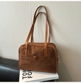 Détail du sac à bandoulière en daim marron avec bouton décoratif et fermeture éclair - Café (Sans Pendentif)
