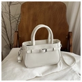 Detalle del bolso bandolera de cuero PU blanco con textura de lichi y hebilla plateada - Blanco