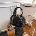 Elegante borsa a mano nera lucida a forma di conchiglia con finiture dorate su vetro - Con Ciondolo / Nero