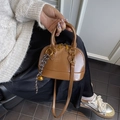Sac bandoulière dôme marron caramel tendance avec pendentif chic et bandoulière réglable - Marron Avec Pendentif Cloche en Corde