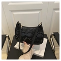 Dettaglio borsa hobo nera con stampa serpente e raffinati accessori in metallo dorato - Nero