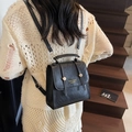 Mochila vintage de cuero negro para mujer con letras doradas y detalles metálicos finos - Negro