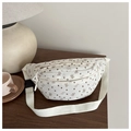 Detailopname van de witte corduroy heuptas met bruine hart- en bloemstrikpatronen - Wit