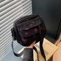 Mini zwarte corduroy crossbody tas met aardbeienprint en brede schouderband - Zwart