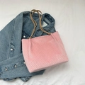 Große rosa Shopper-Tasche mit Waffelstruktur, hellbraunen Trägern und geräumigem Design - Rosa