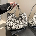 Retro Leopard-Einkaufstasche mit Metallketten-Griffen und Perlenanhänger-Dekor - Weiß
