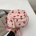 Borsa a tracolla in velluto a coste rosa con motivo a fragole e cinturino in tessuto - Piccola Borsa Quadrata con Stampa a Fragola / Rosa