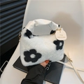 Sac à main peluche noir et blanc avec motifs floraux et poignée blanche froissée - Floral Noir