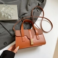 Borsa a mano marrone caramello con chiusura girevole dorata e tracolla rimovibile - Marrone