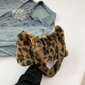 Modische Handtasche mit Leopardenmuster aus Kunstpelz und oranger Kunstharzkette - Brauner Leopard