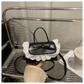 Dettaglio borsa in pelle nera con bordo in pizzo bianco e decorazione a fiocco raffinata - Nero