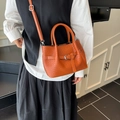 Borsa a tracolla intrecciata arancione caramello con fibbia argentata e cinturino - Marrone