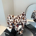 Modische Schultertasche mit Leopardenmuster aus Kunstpelz und goldenen Metallringen - Weißes Leopardmuster