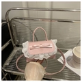 Dettaglio della borsa in pelle PU rosa con fiocco dolce e bordo in pizzo a cuori - Rosa