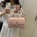 Rosafarbene Schultertasche aus glänzendem Lackleder mit goldener Herzschnalle - Rosa