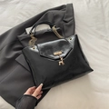 Elegante borsa tote in pelle PU nera con catene dorate e ciondolo a forma di cervo - Nero