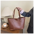 Detail der Vintage-Tote-Bag aus Ölwachs-Leder mit elegantem Goldtext und großem Volumen - Hellbraun