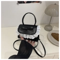 Dettaglio mini borsa nera con fiocco e bordo in pizzo bianco delicato - Nero