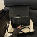 Schwarze Lackleder-Umhängetasche mit goldenem Herz-Verschluss in einer Geschenkbox - Schwarz