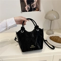 Sac seau plissé noir minimaliste avec poignée supérieure et bandoulière amovible - Noir