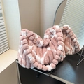 Borsa tote in ecopelliccia rosa con motivo a cuori e manici morbidi in peluche - Rosa
