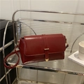 Sac bandoulière rouge foncé vintage en similicuir avec boucle dorée en forme de cœur - Rouge