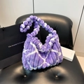Borsa tote in ecopelliccia a quadri viola e bianchi con manico a sfera intrecciato - Viola