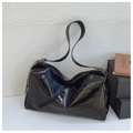 Sac bandoulière en cuir verni noir brillant avec fermeture éclair argentée - Noir