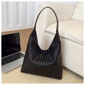 Gros plan détaillé d'un sac hobo noir tressé avec une texture raffinée en chevrons - Noir