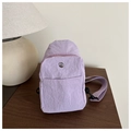 Dettaglio borsa a tracolla lavanda testurizzata con logo M e tracolla in nylon - Viola