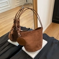 Minimalistische braune Wildleder-Eimertasche mit doppelten Riemen und rundem Anhänger - Kaffeebraun