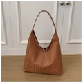 Dettaglio della trama intrecciata marrone caramello su borsa hobo con chiusura magnetica - Marrone