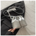 Details der silbernen Beuteltasche aus Ölleder mit Metallkette und Perlen-Kordelzug - Silber