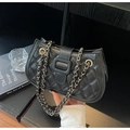 Bolso bandolera acolchado negro moderno con cadena dorada y acabado en cuero mate - Negro