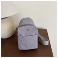 Dettaglio borsa a tracolla grigio lavanda in nylon con logo in metallo e tessuto a pieghe - Grigio