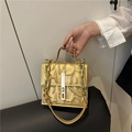 Gouden vierkante schoudertas met vlamtextuur in reliëf en een metalen ketting - Goud
