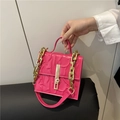 Chique magenta vierkante crossbodytas met reliëfpatronen en gouden ketting - Roze