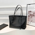Bolso tote grande minimalista en cuero negro mate con correas de hombro largas dobles - Negro